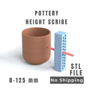 Peut inclure: Un outil de traçage de hauteur pour poterie bleu clair avec une colonne verticale de trous et une tige de traçage rose horizontale, placé à côté d'une tasse cylindrique couleur terre cuite. Le texte POTTERY HEIGHT SCRIBE et 8-125 mm est visible.