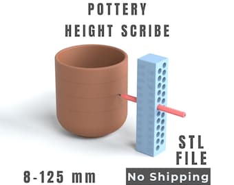 Puede incluir: Una herramienta de trazado de altura para cerámica en color azul claro con una columna vertical de agujeros y un pasador de trazado rosa horizontal, junto a una taza cilíndrica color terracota. Incluye el texto POTTERY HEIGHT SCRIBE y 8-125 mm.