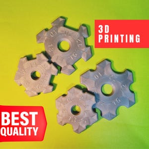 Może przedstawiać: Cztery szare, gwiazdopodobne obiekty drukowane w 3D z ponumerowanymi oznaczeniami i centralnymi otworami są wyświetlane na zielonym tle. Tekst "3D PRINTING" znajduje się w czerwonym prostokącie. Tekst "BEST QUALITY" znajduje się w czerwonej strzałce.
