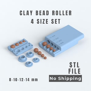 Puede incluir: Un juego de rodillos para cuentas de arcilla en color azul claro de 4 tamaños con cuatro cuentas esféricas marrones. La herramienta presenta canales moldeados etiquetados como 14 mm, 12 mm, 10 mm y 8 mm. Incluye una base y cuatro anillos.