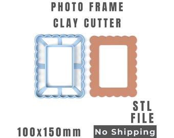 Puede incluir: Un cortador de arcilla rectangular de color azul claro con forma de marco de fotos con borde festoneado y una forma de marco sólida de color terracota. El texto dice PHOTO FRAME CLAY CUTTER, STL FILE y 100x150mm. Es un archivo digital.