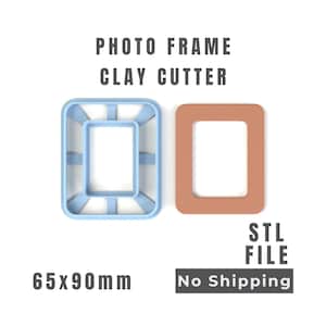 Op de afbeelding: Een lichtblauwe rechthoekige fotolijst kleisnijder met interne steunbalken en een bijbehorende massieve perzikkleurige rechthoekige lijstvorm. De afbeelding bevat de tekst PHOTO FRAME CLAY CUTTER, STL FILE en 65x90mm.