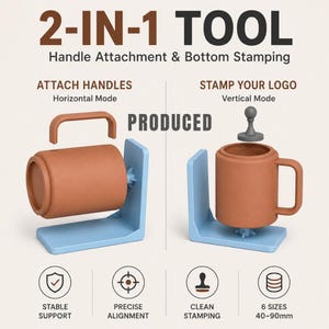 以下が含まれることがあります： ハンドル取り付けと底面スタンプ用の2-in-1ツール。水色のL字型スタンドが特徴です。テラコッタ色のマグカップにハンドルを取り付ける水平モードと、マグカップの底にロゴをスタンプする垂直モードの2つの使用方法が示されています。