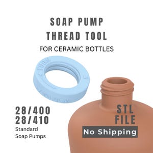 Puede incluir: Una herramienta de rosca para bomba de jabón de color azul claro para botellas de cerámica con el texto SOAP PUMP THREAD TOOL FOR CERAMIC BOTTLES, 28/400, 28/410 Standard Soap Pumps y STL FILE. La herramienta tiene el texto TURN TO CLAY.