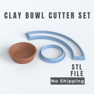 Può includere: Un set di tagliapasta per ciotole in argilla che include una ciotola color terracotta e due tagliapasta in plastica azzurra. Il testo CLAY BOWL CUTTER SET e STL FILE è visibile. Prodotto digitale per stampa 3D, nessuna spedizione.