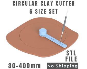 Puede incluir: Una herramienta de corte circular para arcilla de color azul claro con un brazo ajustable y una aguja de metal, sobre una superficie de color terracota. El texto dice CIRCULAR CLAY CUTTER 6 SIZE SET, STL FILE y 30-400mm.