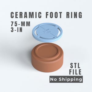 Op de afbeelding: Een keramische voetring met een diameter van 75 mm of 3 inch. Het object bestaat uit een massieve bruine cilindrische basis en een lichtblauw cirkelvormig bovendeel met een kruisvormige uitsparing. De tekst CERAMIC FOOT RING, 75-MM, 3-IN, STL FILE is zichtbaar.