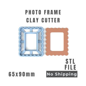 Peut inclure: Un emporte-pièce pour argile en forme de cadre photo bleu clair et une forme de cadre terracotta solide mesurant 65x90mm. Le texte indique PHOTO FRAME CLAY CUTTER et STL FILE. Il s'agit d'un fichier numérique pour impression 3D sans expédition.
