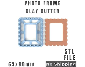 Puede incluir: Un cortador de arcilla con forma de marco de fotos azul claro y una forma de marco de color terracota sólido que mide 65x90mm. El texto dice PHOTO FRAME CLAY CUTTER y STL FILE. Es un archivo digital para impresión 3D, sin envío físico.