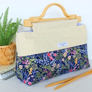 Extra große Strick-Aufbewahrungs-Tasche, dunkelblaue Blumen-Strick-Organizer-Tasche von Coralie Green UK Shop