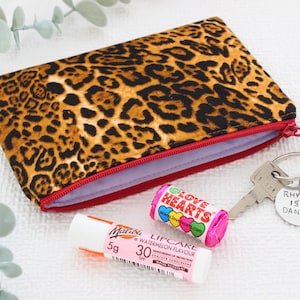 Borsa in cotone con stampa leopardata, borsa con cerniera con stampa animalier, piccolo portamonete, custodia per auricolari, astuccio portaoggetti, regali fatti a mano da Coralie Green Studio