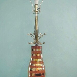 K&ouml;nnte beinhalten: Vintage Tischlampe mit braun-gold gestreiftem Sockel, Messingstiel und Gl&uuml;hbirne. Die Lampe hat ein modernes Design aus der Mitte des Jahrhunderts. Die Lampe ist etwa 71 cm hoch.