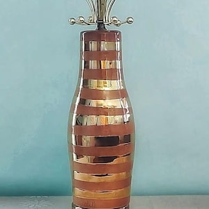 K&ouml;nnte beinhalten: Vintage Tischlampe mit einem braun-gold gestreiften Keramikk&ouml;rper. Die Lampe hat einen Messingfu&szlig; und eine dekorative Oberseite mit kleinen Messingkugeln. Die Lampe ist etwa 51 cm hoch.