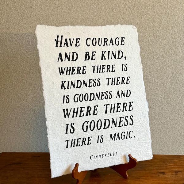 Ilustración con cita de Cenicienta en papel reciclado / Lámina decorativa para pared y hogar con temática nostálgica de Disney.