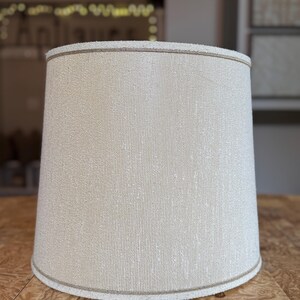 Pantalla de lámpara de tambor texturizada color crema MCM / Mediana / Detalle de cuerda dorada fina / Pantalla de lámpara vintage moderna de mediados de siglo