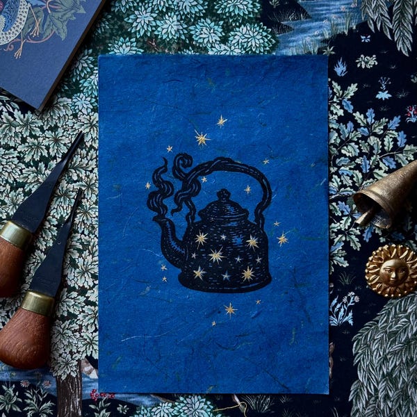 Impression linogravure étoilée théière - oeuvre d'art de la bouilloire cosmique imprimée à la main sur papier mûrier bleu profond | Décoration murale Cottagecore sorcière | Impression originale