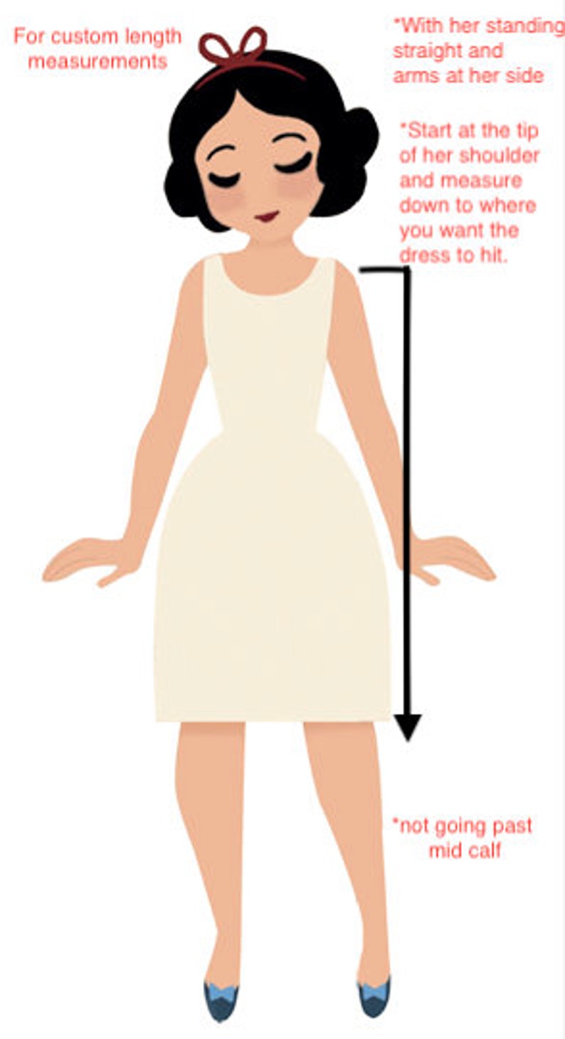 Op de afbeelding: Illustratie van een vrouw die met haar armen langs haar zijde staat. De tekst op de afbeelding luidt "Voor aangepaste lengtematen" en "Met haar staand, recht en haar armen langs haar zijde." Een zwarte pijl wijst naar beneden vanaf de schouder van de vrouw naar haar onderbeen met de tekst "Begin aan de punt van haar schouder en meet naar beneden tot waar je de jurk wilt laten vallen." De tekst "niet voorbij het midden van de kuit" staat onder de pijl.