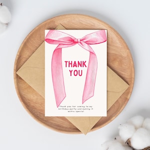 Puede incluir: Un juego de tres tazas de cerámica con un acabado moteado y mate. Las tazas son de color crema, gris claro y gris oscuro. Cada taza tiene un diseño simple y minimalista y un asa redondeada. Las tazas están apiladas.