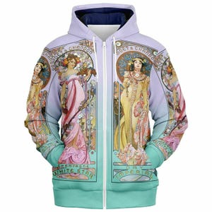Peut inclure: Un sweat à capuche zippé violet clair avec un motif Art nouveau représentant des femmes en robes fluides et des motifs floraux. Le motif comprend les mots "Moët & Chandon" et "Champagne White Star" en lettres dorées. Le sweat à capuche a un bas turquoise et une doublure de capuche bleu marine.
