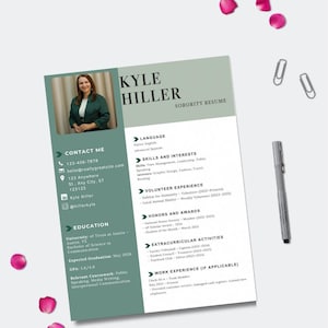 Może przedstawiać: Zielony i biały szablon CV ze zdjęciem kobiety w zielonej marynarce. CV jest dla Kyle'a Hillera i zawiera sekcje z danymi kontaktowymi, wykształceniem, umiejętnościami i zainteresowaniami, doświadczeniem wolontariackim, wyróżnieniami i nagrodami, zajęciami pozalekcyjnymi i doświadczeniem zawodowym.