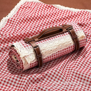 Opvouwbare waterdichte picknickdeken – rode gingham-strandmat met riem (150 x 200 cm)