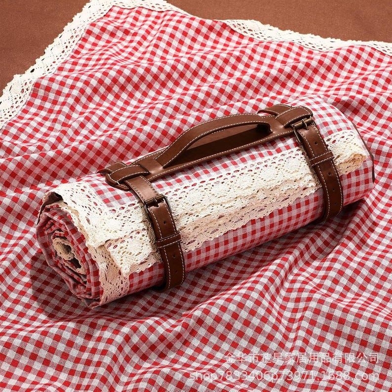 Foldable Moisture-resistant Picnic Blanket – Red Gingham Beach Mat with Strap (150x200cm) Red