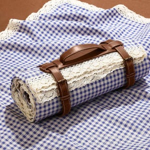 Foldable Moisture-resistant Picnic Blanket – Red Gingham Beach Mat with Strap (150x200cm) Blue
