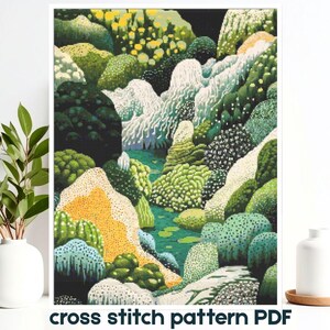 Puede incluir: Un patrón de punto de cruz en PDF que presenta una ilustración de paisaje vibrante con colinas verdes, follaje texturizado y un arroyo central. El diseño utiliza una estética pixelada con tonos amarillos, blancos y verde bosque oscuro.