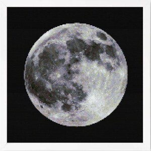 Könnte beinhalten: Ein Kreuzstich-Stickmuster, das einen Vollmond vor einem einfarbigen schwarzen Hintergrund darstellt. Der Mond weist detaillierte Texturen in Weiß-, Grau- und Anthrazittönen auf und fängt die kraterreiche Oberfläche und die Mondmeere ein.