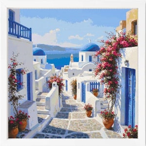 Può includere: Uno schema a punto croce che raffigura una scena costiera mediterranea con edifici bianchi, cupole blu e sentieri in pietra. Fiori di bouganville rosa vibranti crescono in vasi di terracotta lungo i lati della strada stretta e soleggiata.