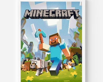 Può includere: Un poster di Minecraft incorniciato con il logo del gioco e personaggi pixelati. Il personaggio principale tiene in mano un piccone, con un lupo e altre creature in un vivace paesaggio verde. Il cielo è blu con nuvole bianche.