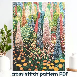 以下が含まれることがあります： ピンク、ブルー、ホワイトの色合いの背の高いピクセル化された花の穂と、オレンジとイエローの円形のつぼみの群れが暗い背景に描かれた、鮮やかな庭の風景のクロスステッチパターンPDF。
