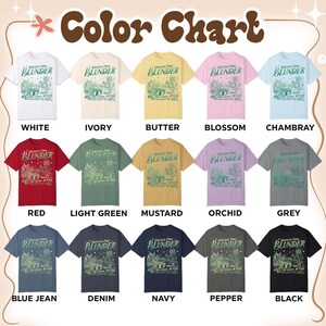 Puede incluir: Una carta de colores muestra camisetas en varios tonos, incluyendo blanco, marfil, mantequilla, flor y chambray. Cada camiseta presenta la palabra "BLUNDER" con un dise&ntilde;o gr&aacute;fico. Otros colores son rojo, verde claro, mostaza, orqu&iacute;dea, gris, azul vaquero, denim, marino, pimienta y negro.