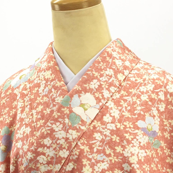 Rea på vintage japansk sidenkimono i rosa med kamelia-tsubakimönster – Traditionell elegant kimono