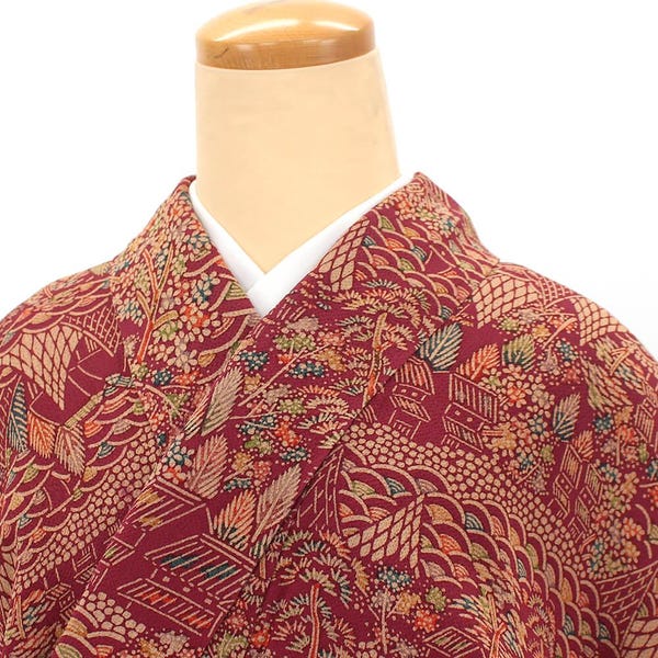 Vintage japansk Chirimen-kimono – djupröd Komon med natursköna motiv | 100 % siden