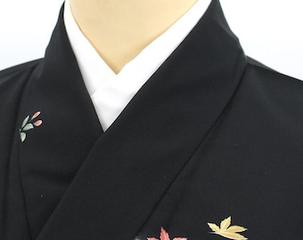 Kimono vintage Hitoe Komon, preto, com estampa floral de sakura e bordo, em poliéster.