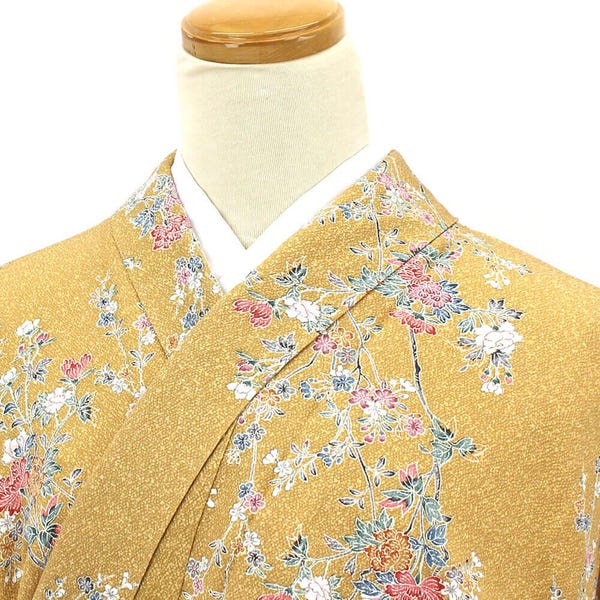 Vintage japansk kimono i siden Komon – ockra och Yamabukigult blommönster, traditionell kimonomantel
