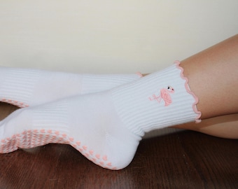 Pink Flamingo Pilates Socks – Cute Grip Socks for Studio Workouts – Barre Yoga Non Slip Socks – Pilates Girl Accessories – Small Batch Gift