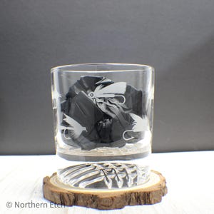 Fly Fishing Whiskey Glass – Engraved Glass with Fly Tying Lure Design, Gift for Fishermen, Anglers, Outdoorsmen, and Cabin Decor