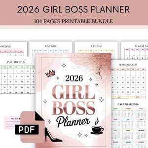 Könnte beinhalten: Ein druckbares 2026 Girl Boss Planner-Bundle mit 104 Seiten. Das Cover zeigt ein roségoldenes Design mit Krone, High Heel und Kaffeetasse. Kalenderseiten für Januar, Mai, Juni, Juli und August sind sichtbar.