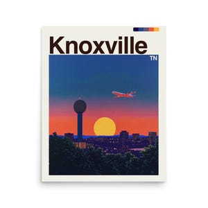 Puede incluir: Un póster con una ilustración retro de Knoxville, TN. La imagen muestra una puesta de sol con un avión, una torre y edificios de la ciudad. El nombre de la ciudad está en negrita.