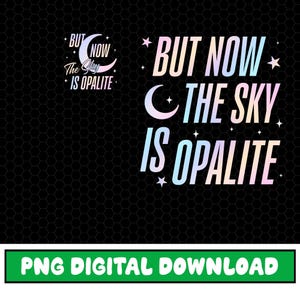 Könnte beinhalten: Ein digitales Design mit dem Text "BUT NOW THE SKY IS OPALITE" in einem Farbverlauf aus Pastelltönen, mit Sternen und einem Mond. Das Design befindet sich auf einem schwarzen Hintergrund mit einem Wabenmuster. Ein grünes Banner unten zeigt "PNG DIGITAL DOWNLOAD."
