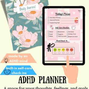 Puede incluir: Un planificador TDAH con un diario floral y una tableta que muestra una lista de verificación de enfoque diario y un control del estado de ánimo. El planificador incluye autoevaluaciones y el texto "Un espacio para tus pensamientos, sentimientos y metas sin culpa."