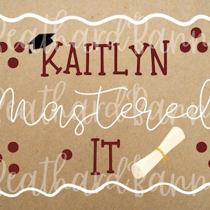 以下が含まれることがあります： 茶色の背景に、卒業をテーマにしたサイン。名前「KAITLYN」は濃い赤色の文字で、白い筆記体で「Mastered It」と書かれ、卒業帽と卒業証書のイラストが描かれています。サインは白い波型のボーダーと濃い赤色の点で縁取られています。