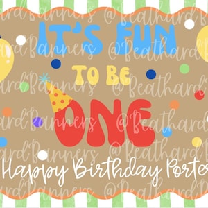 以下が含まれることがあります： 青、黄色、赤で「It's Fun To Be One」と書かれた誕生日バナー。バナーは茶色の背景にカラフルな風船と紙吹雪があります。「Happy Birthday Porter」という言葉も含まれています。