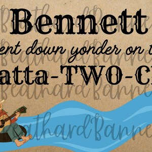 Puede incluir: Una pancarta con el texto "Bennett went down yonder on the Chatta-TWO-Chee". La imagen incluye ilustraciones de una hamburguesa, un cono de helado, una pila de latas y un hombre tocando la guitarra en un tubo flotando en un río azul.