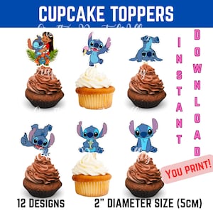 Puede incluir: Adornos para cupcakes con varios dise&ntilde;os del personaje Stitch. La imagen muestra cupcakes con diferentes dise&ntilde;os de Stitch, junto con el texto "Cupcake Toppers", "12 Designs" y "2" Diameter Size (5cm)". Tambi&eacute;n son visibles las palabras "Download", "Instant" y "You Print!"