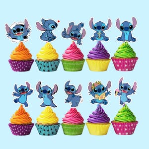 Puede incluir: Una variedad de cupcakes con glaseado colorido y envoltorios decorativos, junto con pegatinas de personajes de dibujos animados. Los cupcakes tienen glaseado naranja, amarillo, rosa, morado y verde. Las pegatinas representan un personaje alien&iacute;gena azul en varias poses.
