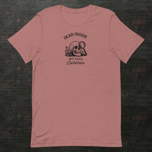 Dead Inside But Still Curious Shirt – Gothic Skull & Ivy Design – Taphophile Gift, Cemetery Aesthetic Tee, Macabre Humor Shirt