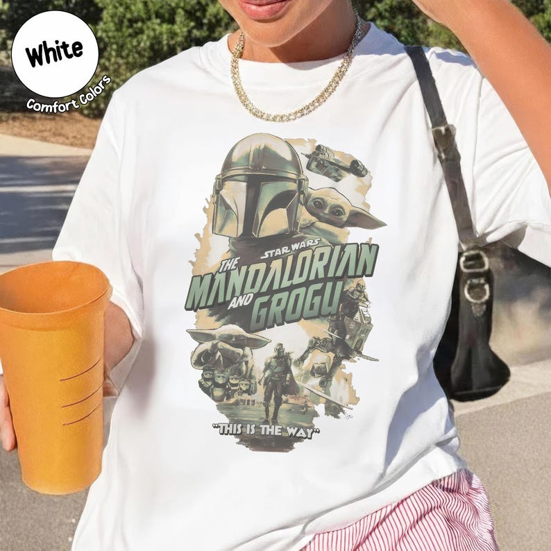 Pu&ograve; includere: T-shirt bianca con grafica di "The Mandalorian" con la scritta "The Mandalorian and Grogu" e "This is the Way". La maglietta ha girocollo e maniche corte. Le parole "White" e "Comfort Colors" sono stampate in alto a sinistra.